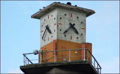 Quel est le nom de l'architecte de la gare de Dinan en Bretagne ?
