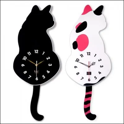 Combien y a-t-il d'horloges-chats sur cette photo ?
