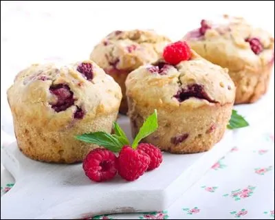 Combien y a-t-il de muffins à la framboise sur cette photo ?