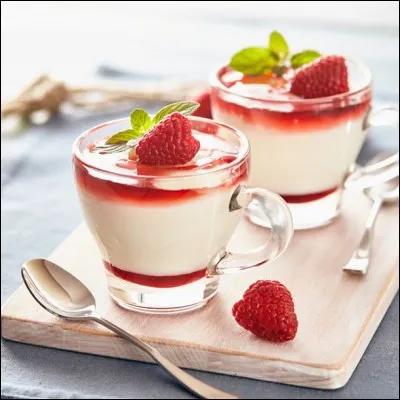 Combien y a-t-il de panna cottas sur cette photo ?