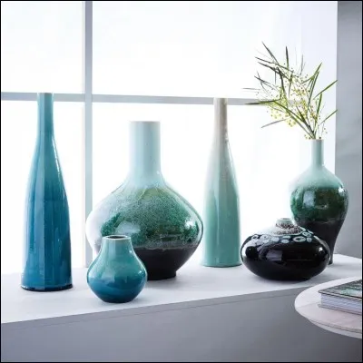 Combien y a-t-il de vases sur cette photo ?