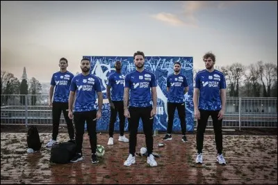 Combien y a-t-il de maillots bleus sur cette photo ?