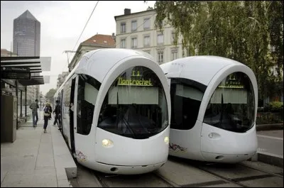 Combien y a-t-il de tramways sur cette photo ?
