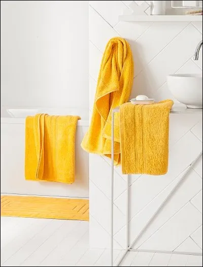 Combien y a-t-il de serviettes de bain jaunes sur cette photo ?