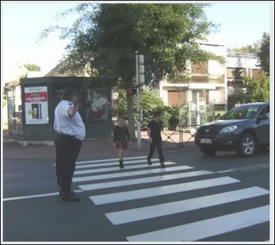 Quand tu vois l'agent de profil et que ses bras sont dans la position comme sur la photo, peux-tu traverser ?