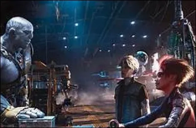 Chez Aesh, Parzival ouvre une boîte métallique contenant des vaisseaux spatiaux, lequel ne s'y trouve pas ?