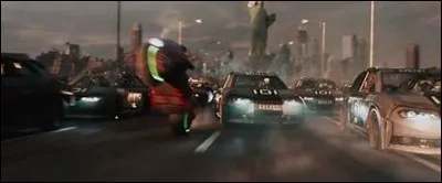 Dans le premier défi, Art3mis conduit une moto...