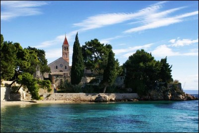 Son marbre blanc fut utilisé pour le palais de Dioclétien à Split, elle a plus haut point culminant de toutes les îles croates.