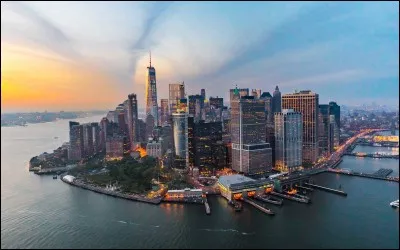 Elle accueille le quartier général des Nations Unies ; cette île new-yorkaise sert de foyer à Broadway et au Greenwich Village.