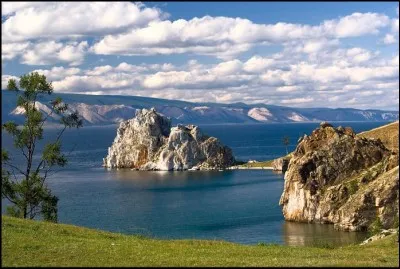 Olkhon est la troisième plus grand île lacustre au monde. Dans quel lac de Sibérie orientale la trouve-t-on ?