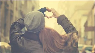 "... Comme chaque soir je l'attends / Elle me sourit / Il faudrait que je lui parle / À tout prix...". De qui sont ces paroles ?