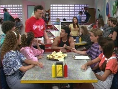 Comment s'appelle le restaurant de la série "Sauvés par le Gong" ?