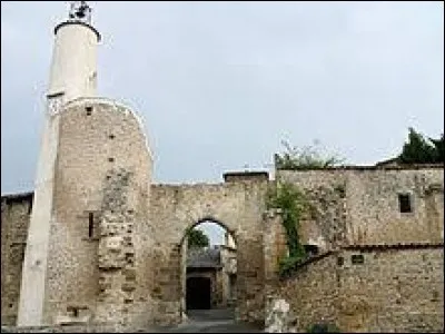 Nous sommes à présent devant l'ancienne porte fortifiée de Chas. Commune de l'aire urbaine Clermontoise, elle se situe dans le département ...