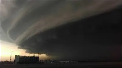 S : Supercellulaire : ceci est un orage supercellulaire ! Avec sa taille imposante (15 km maximum), l'orage supercellulaire est à l'origine des...
