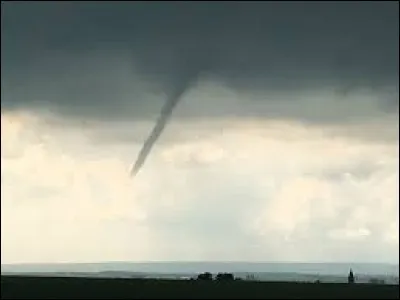 T : Tuba : les tubas sont des phénomènes assez fréquents en France.
Ils se produisent lors des orages violents notamment et ils n'atteignent jamais la terre contrairement aux tornades.
Comment appelle-t-on ce phénomène en anglais ?