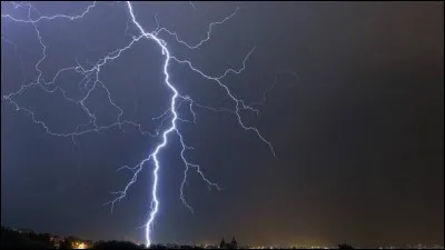 F : Foudre : la foudre peut atteindre jusqu'à combien de Volts ?