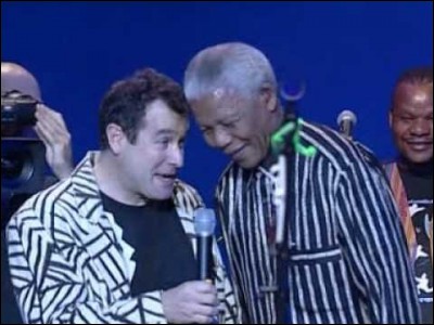 ''Asimbonanga'' (Nous ne l'avons pas vu) fut chanté par Johnny Clegg en l'honneur de Nelson Mandela. Quel groupe accompagnait ce chanteur ?