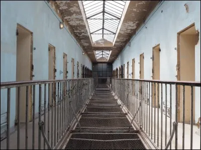 En quelle année la prison Montluc, qui a vu passer Jean Moulin, a-t-elle été construite ?