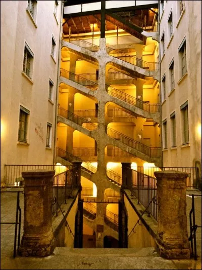 En quelle année la Cour des Voraces a-t-elle été construite ?