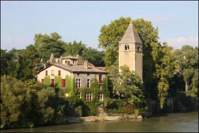En quelle année le plus ancien pont de Lyon toujours en service, le pont de l'île-Barbe, a-t-il été construit ?