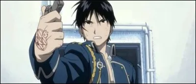 Dans "Fullmetal Alchemist : Brotherhood", il est un alchimiste d'État renommé qui maîtrise le feu. Il est d'ailleurs surnommé "Flame Alchemist".
Il se nomme :