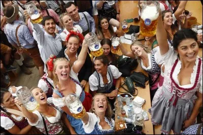 Au cours de quel mois de l'année commence l'Oktoberfest à Munich ?