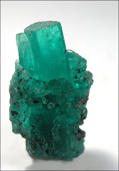 Après combien d'années de mariage célèbre-t-on ses noces d'émeraude ?