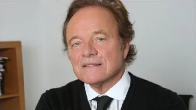 Ce journaliste, qui a présenté le journal de 20 heures sur la Cinq de 1987 à 1991, avant de poursuivre sa carrière d'animateur sur Europe 1, I>Télé et Radio classique, c'est ...