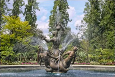 Où se situe la fontaine Triton ?