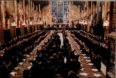 Tu manges dans la Grande Salle lorsqu'une bataille de nourriture commence.