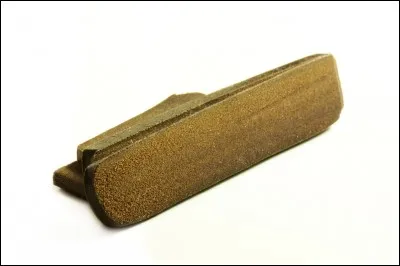 Instrument du bourreau,
Elle accompagnait le billot.
Si ne la laisse point en terre,
On se prépare à la guerre.
Qui est-elle ?