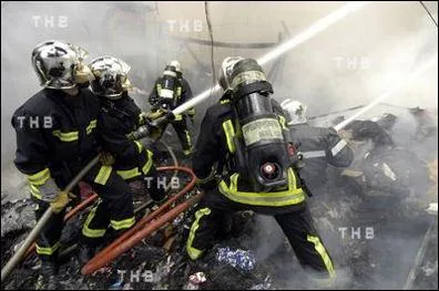 Avec Paris, quelle autre ville est protge par des pompiers militaires ?