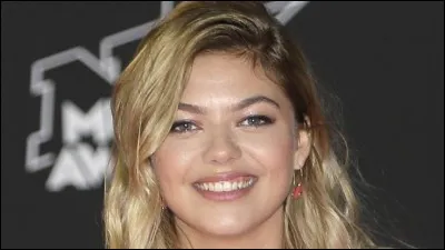 Dans quel film Louane a-t-elle joué dans lequel elle est la seule membre de sa famille à être entendante contrairement au reste de sa famille ?