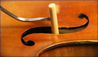 Communique les vibrations
Qui font chanter le violon.
Cherchée et trouvée par amour,
Toujours rendue un jour.
Qui est-elle ?
