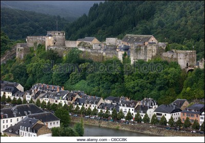 Quelle est cette petite ville encerclée par une rivière et qui possède un château-fort en très bon état ?