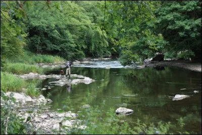Quelle est la rivière qui encercle ce site magnifique ?