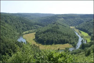 Un méandre de la Semois entoure une colline de forme allongée qui porte un nom original. Lequel ?