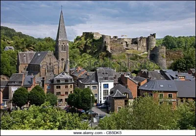 Dans quelle petite ville fait-on une poterie en grès bleu ?