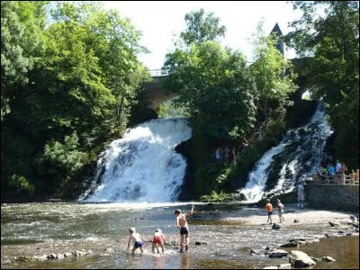 Quelles sont ces cascades surmontées par un télésiège ?