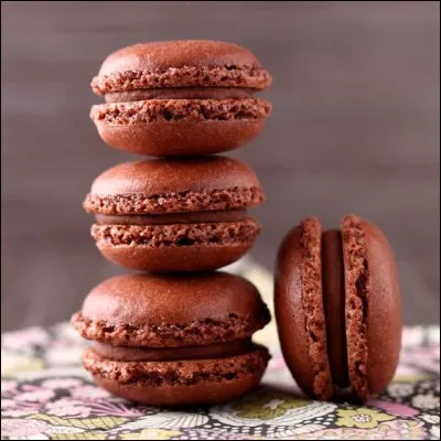 Sur cette photo, on peut voir 6 macarons au chocolat.