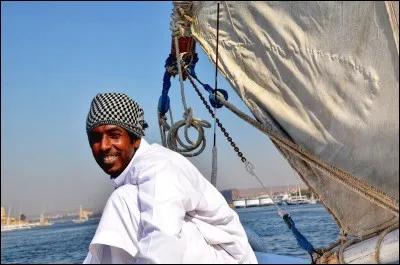 J'ai toujours pensé qu'il était important de voir les lieux du + grand nombre possible de points de vue, comme un historien qui observerait une bataille. Quand on arrive par l'eau, on a une tout autre perspective : en +, sur ce fleuve, on est gagné par la sérénité calme de la rivière et du capitaine. 
J'ai vogué avec ces marins et leurs felouques, me rendant d'Assouan à Éléphantine : où étais-je ?