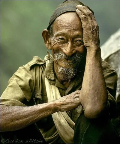 Gordon Wiltsie explique sa photo : ''Un cultivateur de la tribu Maghar, âgé de 80 ans se repose près de ses champs''. Voici sa théorie : ''Je dois tout à mon inexplicable fortune d'être né sur une planète aussi remarquable avec ses inspirations différentes presque infinies. J'espère seulement que mes photos pourront aider plus de gens à se préoccuper de la protéger''.
D'où est ce riziculteur ?