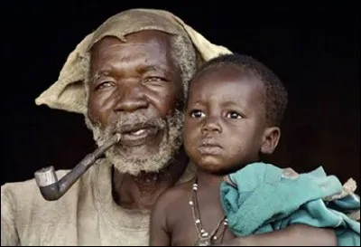 Ce pays est en train d'entrer dans une logique de vieillissement de sa population. Dans ce contexte, les aînés ont souvent accès à moins de revenu et dépendent de leurs enfants : ce vieux demeure utile en s'occupant des petits-enfants.
Nommez ce pays où les enfants restent souvent avec leurs grands-parents si l'un des parents est mort, s'ils ont émigré pour le travail ou s'ils sont divorcés ?