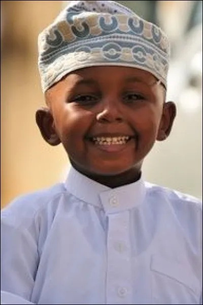 Cet enfant est de Stone Town, le quartier historique de l'endroit, son âme quoi. Pour donner une image, seules quelques rues de Stone Town (la plupart, près du marché) sont carrossables, à la moderne. Chose certaine, on ne pollue point car on se déplace le plus souvent dans la vieille ville à pied, en 2 roues ou en charrette à mules.
Nommez cet endroit très particulier où se situe Stone Town ?