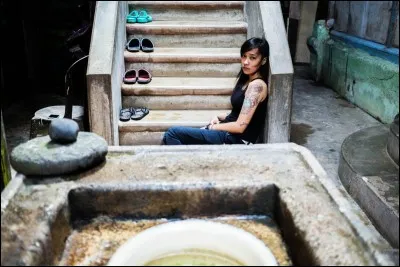 Elle habite la 5e île la + peuplée du monde : peu d'îles attisent l'attrait de l'aventure comme ce pays au climat chaud et humide (situé à l'équateur), où l'on peut encore voir des orangs-outans sauvages. ''Aussi variés que la terre, les insulaires sont un bouillon épicé de cultures mélangées''.
Nommez son île indonésienne où la majorité des jeunes ne sont scolarisés que jusqu'à l'école primaire.