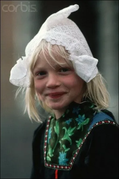Pour la visite, on porte des sabots, coiffes et pantalons bouffants : aujourd'hui, ces habits sont folkloriques, tout comme ces gens ne se réduisent pas à leur faïence, tulipes, canaux ou vélos. Le propre d'un Néerlandais est que, même quand il s'élève vers la grandeur, il demeure de simples mœurs.Quel est ce pays où on enchaîne les forces de la nature mais où l'on demeure maître de ses passions ?