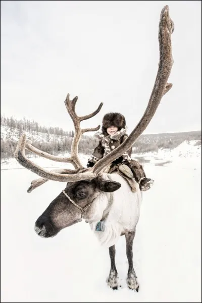 C'est mon 3e ''Visages du Monde'' et mon 3ie enfant du froid : la rigueur du climat est attendrie par ce sourire, le climat et l'animal sont sous son charme.
Trouvez le nom de son coin de pays, synonyme de froid. Y être envoyé a longtemps été la pire punition.