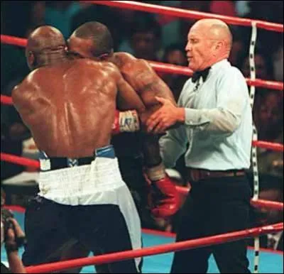 De quel boxeur Mike Tyson a-t-il arrach� l'oreille avec ses dents ?