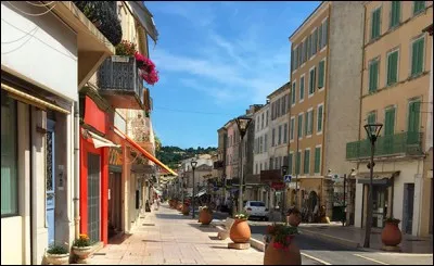 Comment s'appellent les habitants de Vallauris, dans les Alpes-Maritimes ?