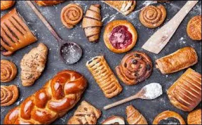 Quelle viennoiserie se déguste chaude et avec un bon café ou jus de fruit ?